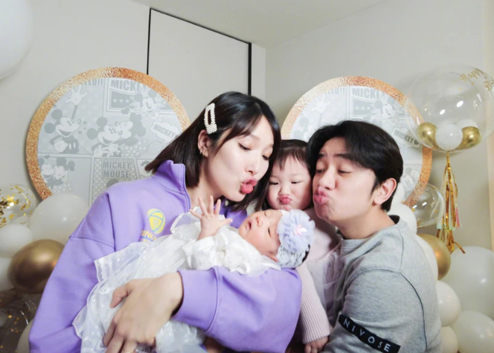 李亞男分享二女兒滿月照，小寶貝神似爸爸王祖藍，簡直是完美復刻