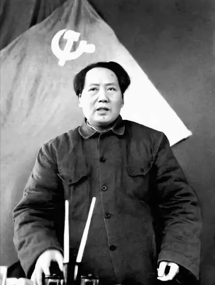 前有黄河，后有追兵，周恩来万分焦急，毛泽东却淡定说道：拿烟来