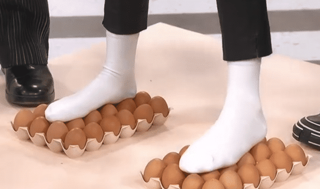 女星到底有多瘦？吴谨言撑不起衣服，杨幂反手