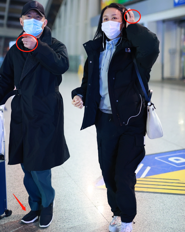 那英夫妇挽臂出行,身价上亿只穿600元棉袄,富