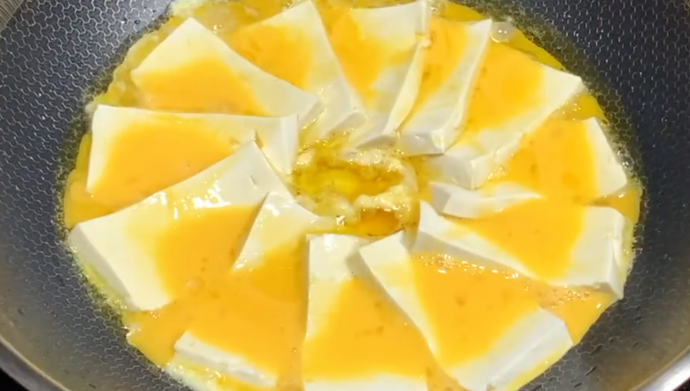 1塊豆腐，2個雞蛋，教你最近很火的雞蛋豆腐的做法，飯店沒得賣