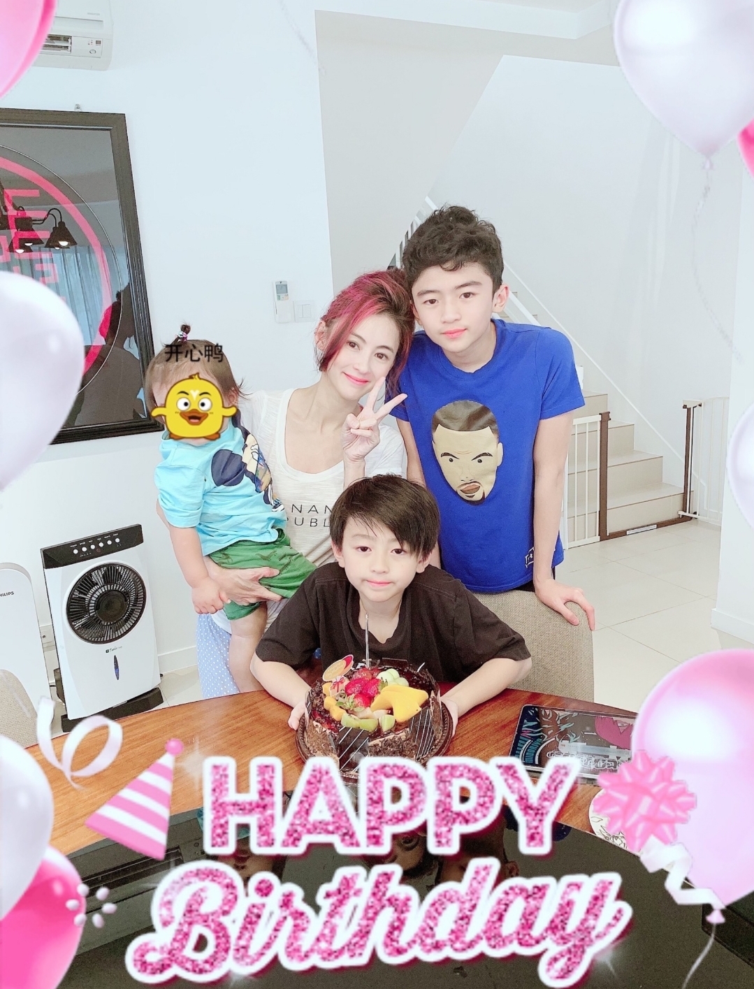 張柏芝曬合影，兩個兒子開心比耶，母子三人清一色大長腿太出眾