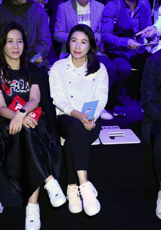 郭晶晶仍然有一颗童心，比心与俩奥运冠军合影，画面真挺治愈的