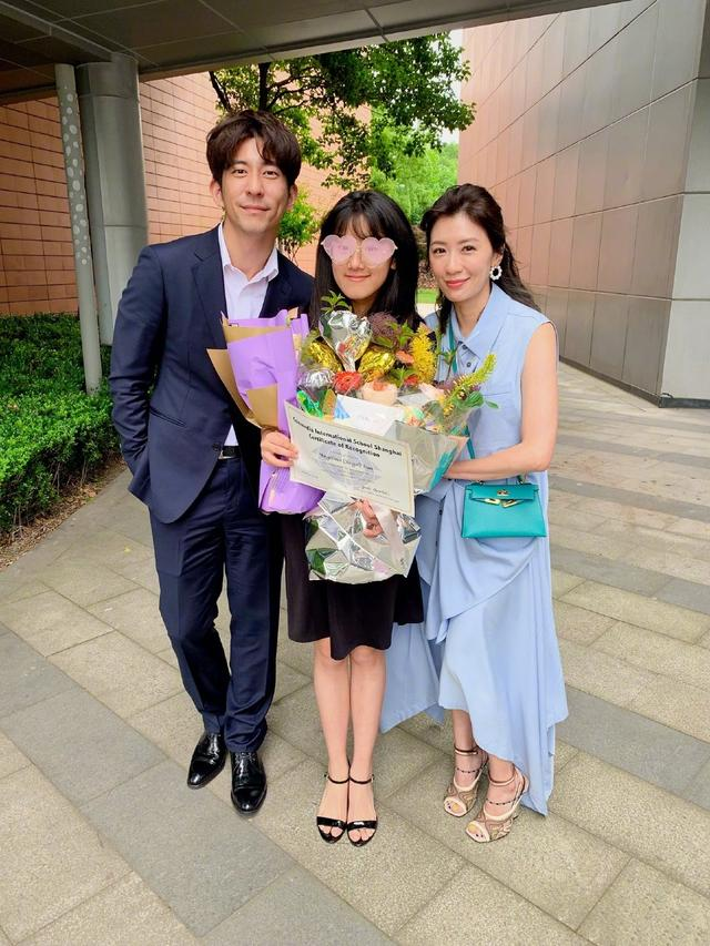 賈靜雯一家回娘家，梧桐妹C位咘咘太像外婆，弟弟一家五口罕露面