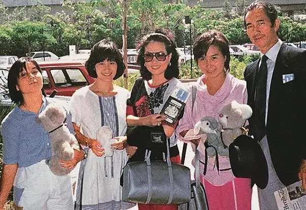 賭王下葬三位太太同框：二太坐輪椅三太頭髮白，四太狀態最好