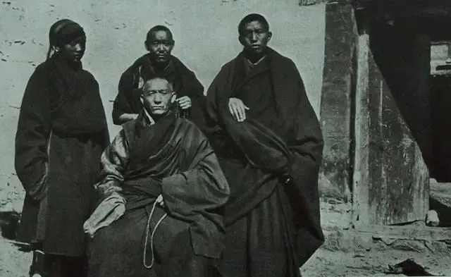 西藏老照片：贵族的服饰真华丽，纯种的藏獒太大了