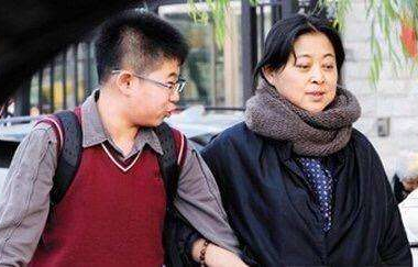 曾是模范夫妻，王文澜却在儿子患病时与倪萍离婚，背后没那么简单