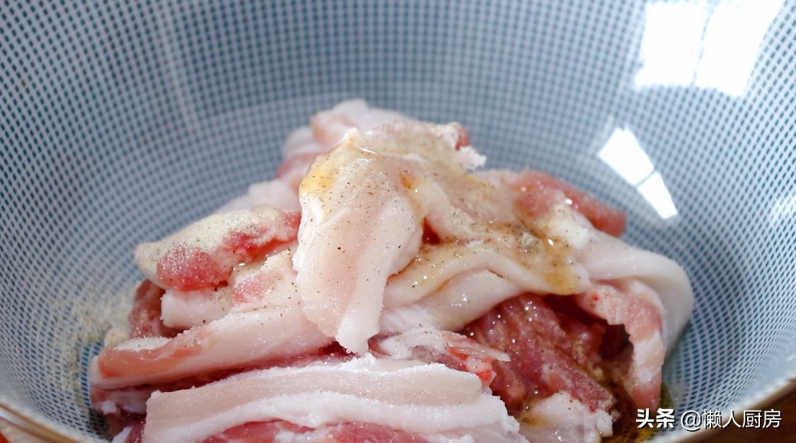 五花肉裹上澱粉糊，加一碗料汁炒，太下飯了，外皮想要更脆有竅門