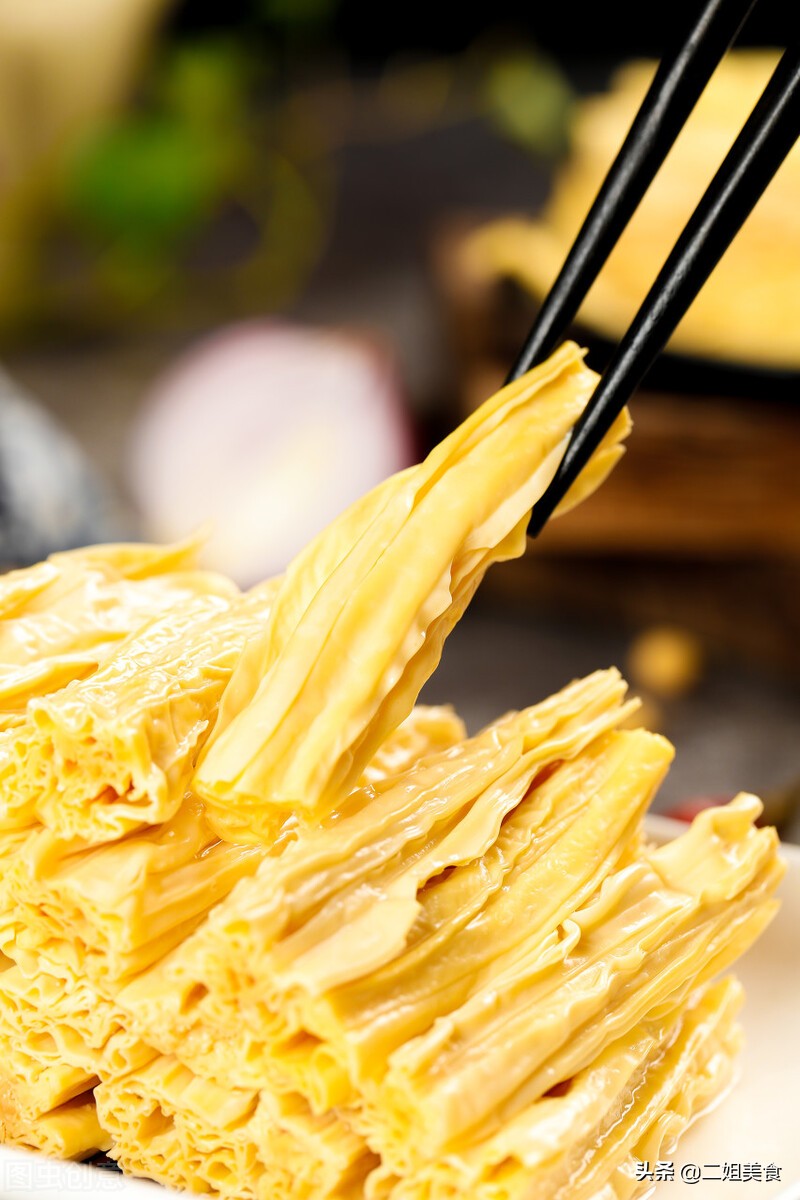 泡发腐竹，别只会用清水，牢记3个步骤，半小时搞定，弹润有韧劲