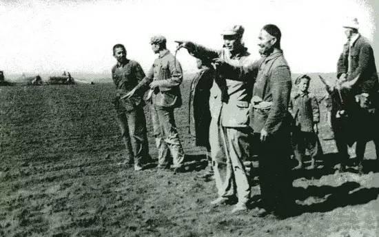1950年，骑马匪徒残忍杀害32岁副师长，朱德批示：派坦克追杀凶手-第5张图片-大千世界