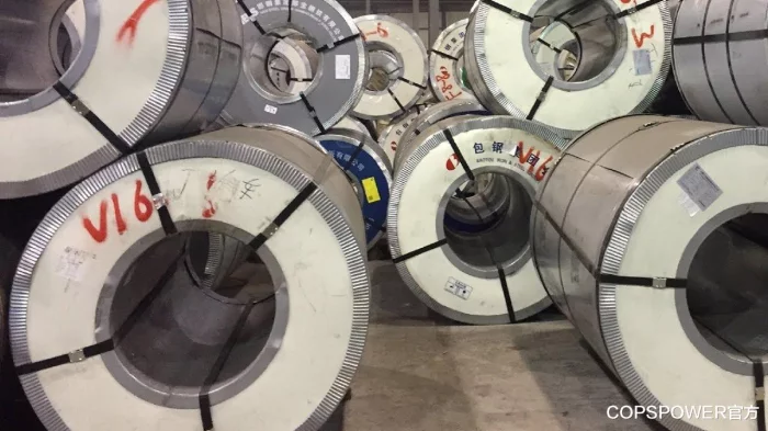 饿死不拉钢卷，运费低还危险，那国外是用啥车运输的？