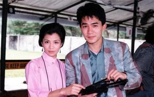 香港藝人葬禮扶靈：吳孟達無扶靈，翁美玲淚目，陳百強感人