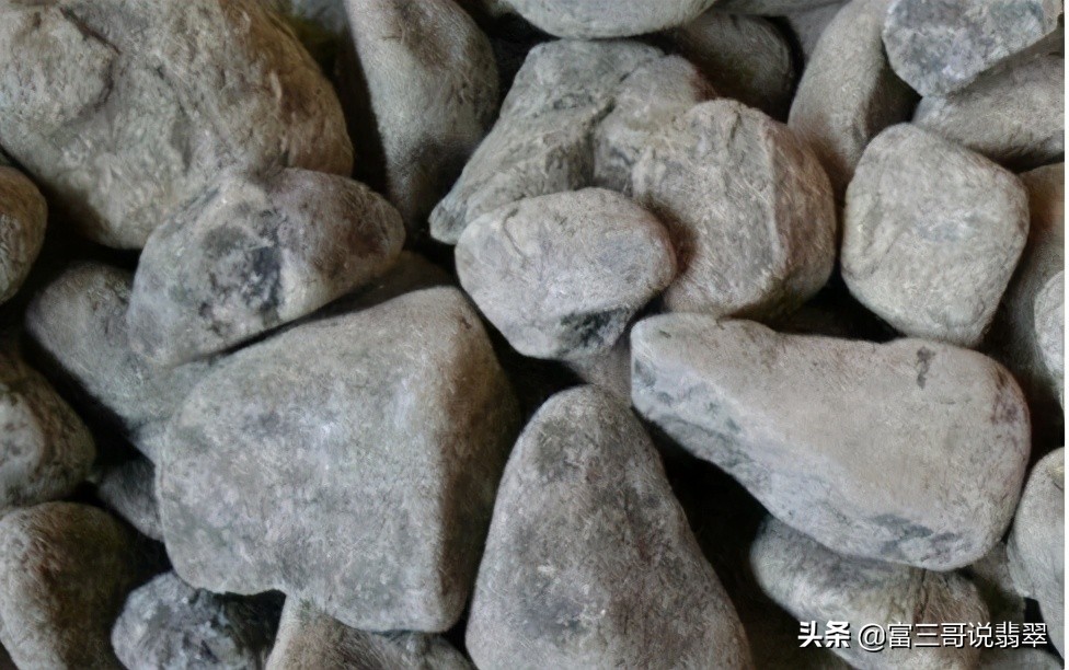 行家详解现在翡翠赌石市场上摆地摊的翡翠原石到底能不能切涨？插图