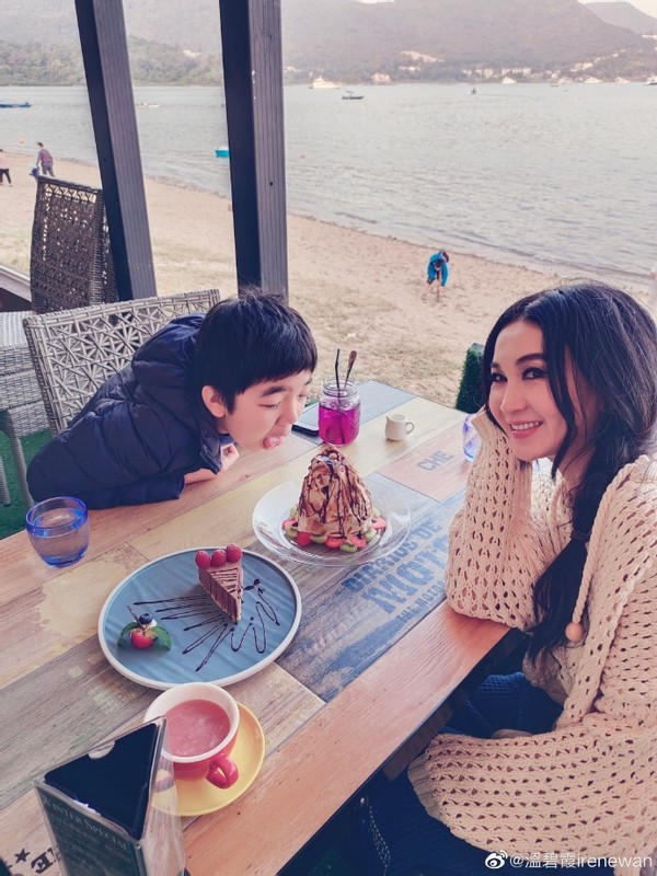 54歲溫碧霞曬全家福，一家三口像三代人，12歲養子像富豪老爸