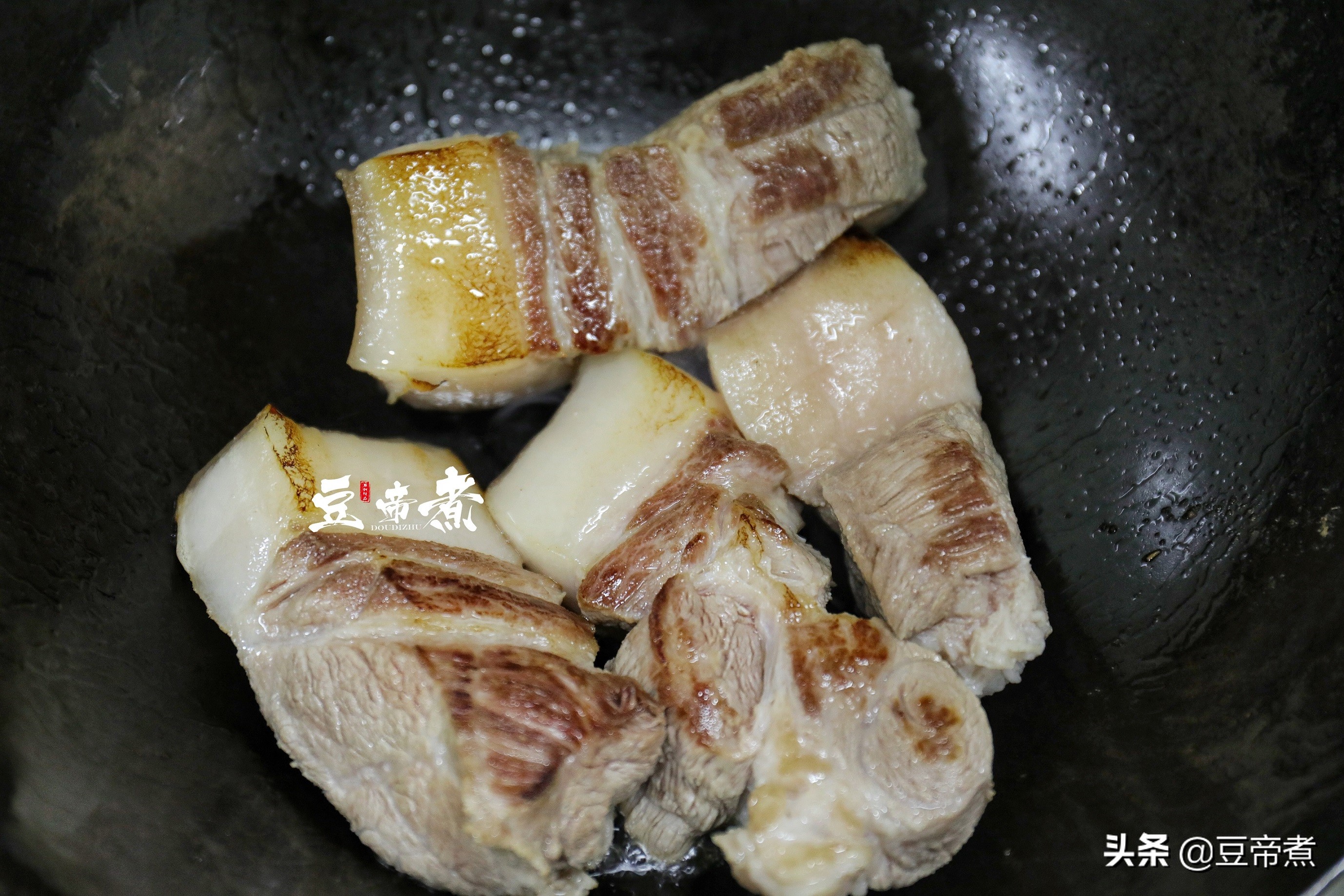 豬肉和它真相配，燜一燜味香肉醇好下飯，燜煮一鍋一頓就吃光光