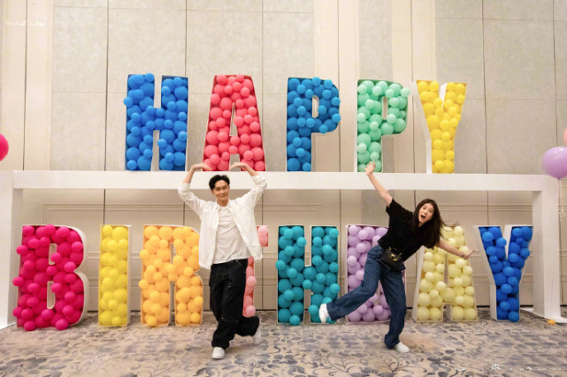 袁咏仪携章子怡容祖儿等为老公庆生，她无惧被艳压素颜出镜超自信