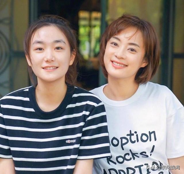 孙俪同父异母妹妹晒自拍，容貌秀丽清新，跟着孙俪进圈事业向好