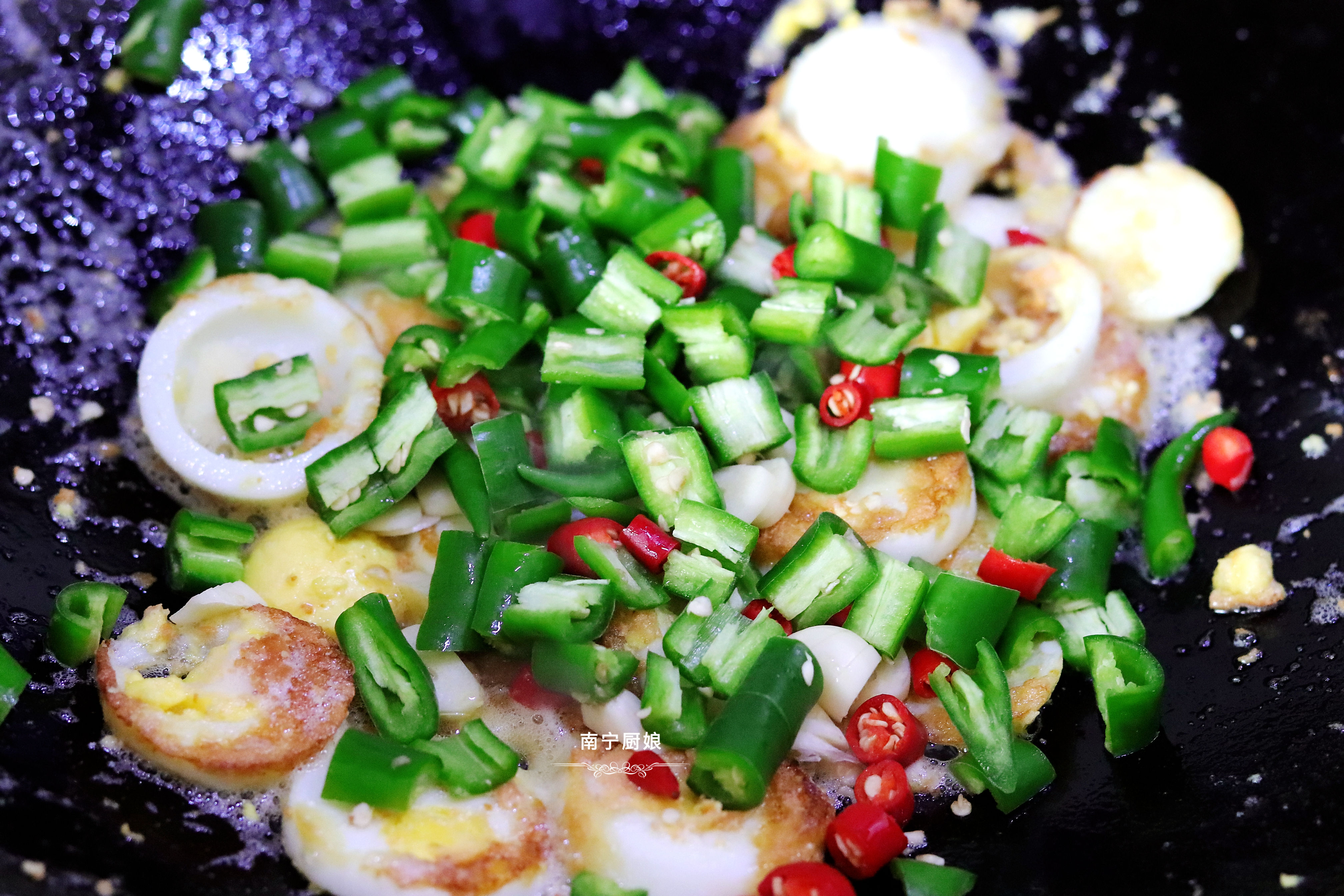 辣椒炒蛋又有新做法，外焦里嫩，香辣下飯，比傳統做法好吃10倍