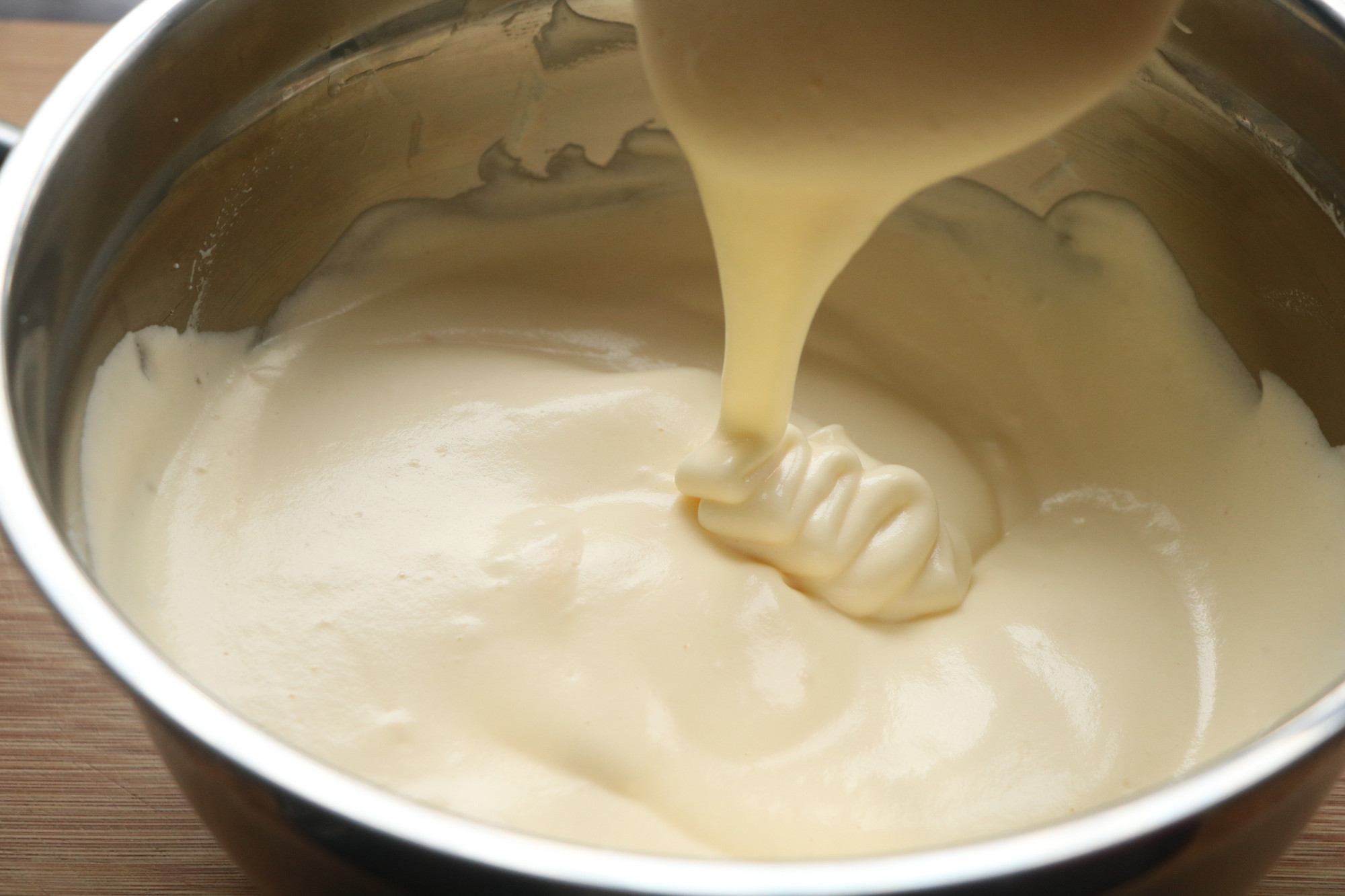 完美的蛋糕卷做法，綿軟細膩不開裂，比甜品店的更加美味又健康