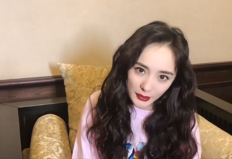 Company of dissatisfaction of Yang Mi vermicelli made from bean starch holds heat in both hands cling to, perform sodden theatrical work always still to Yang Mi, 