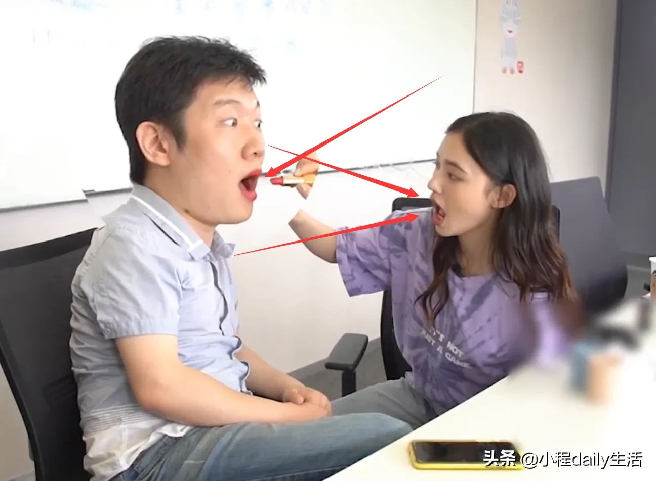 林允帮员工涂口红，不知如何配合谁注意她的反