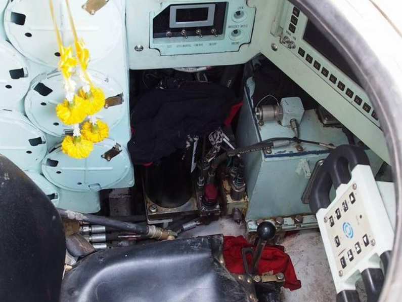 军队才是真土豪，2000万的车，连个真皮座椅都没