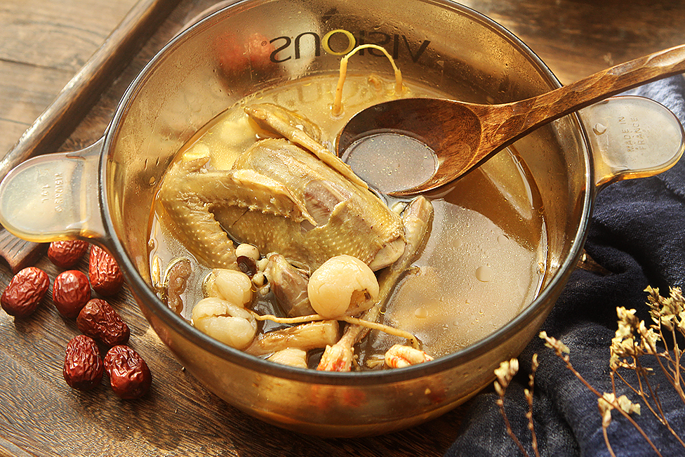 The nutritious pigeon soup is delicious and simple. If you have a weak body, drink it often