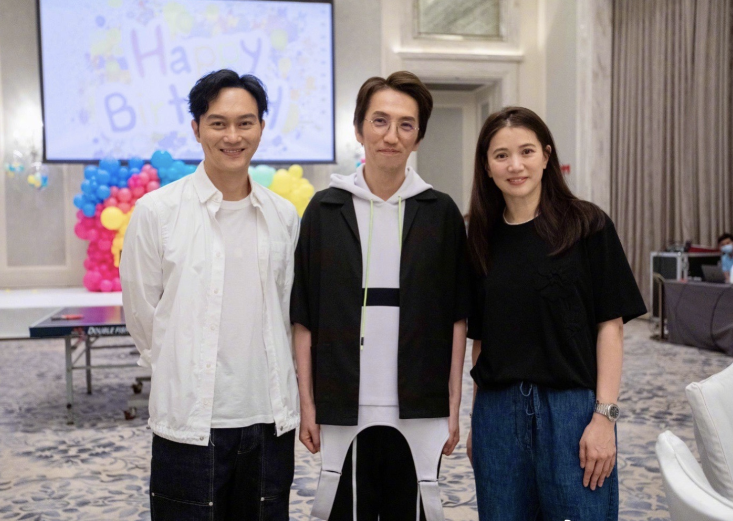 张智霖为袁咏仪庆生，甜喊“美女”祝其美貌如花，自己赚钱养家