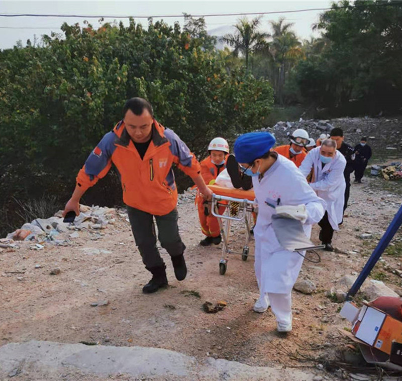 突发，一男子跳桥，雷霆出击，成功营救