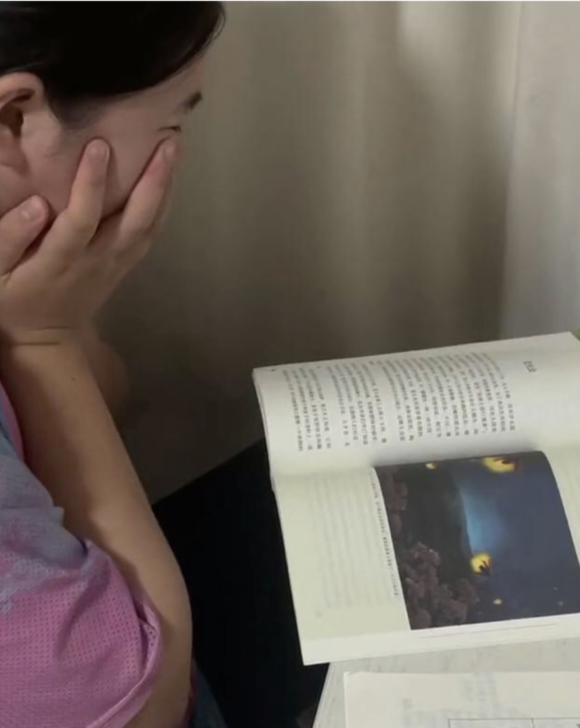 女孩记错开学日期，得知8月30日开学崩溃大哭，熬夜补作业至凌晨