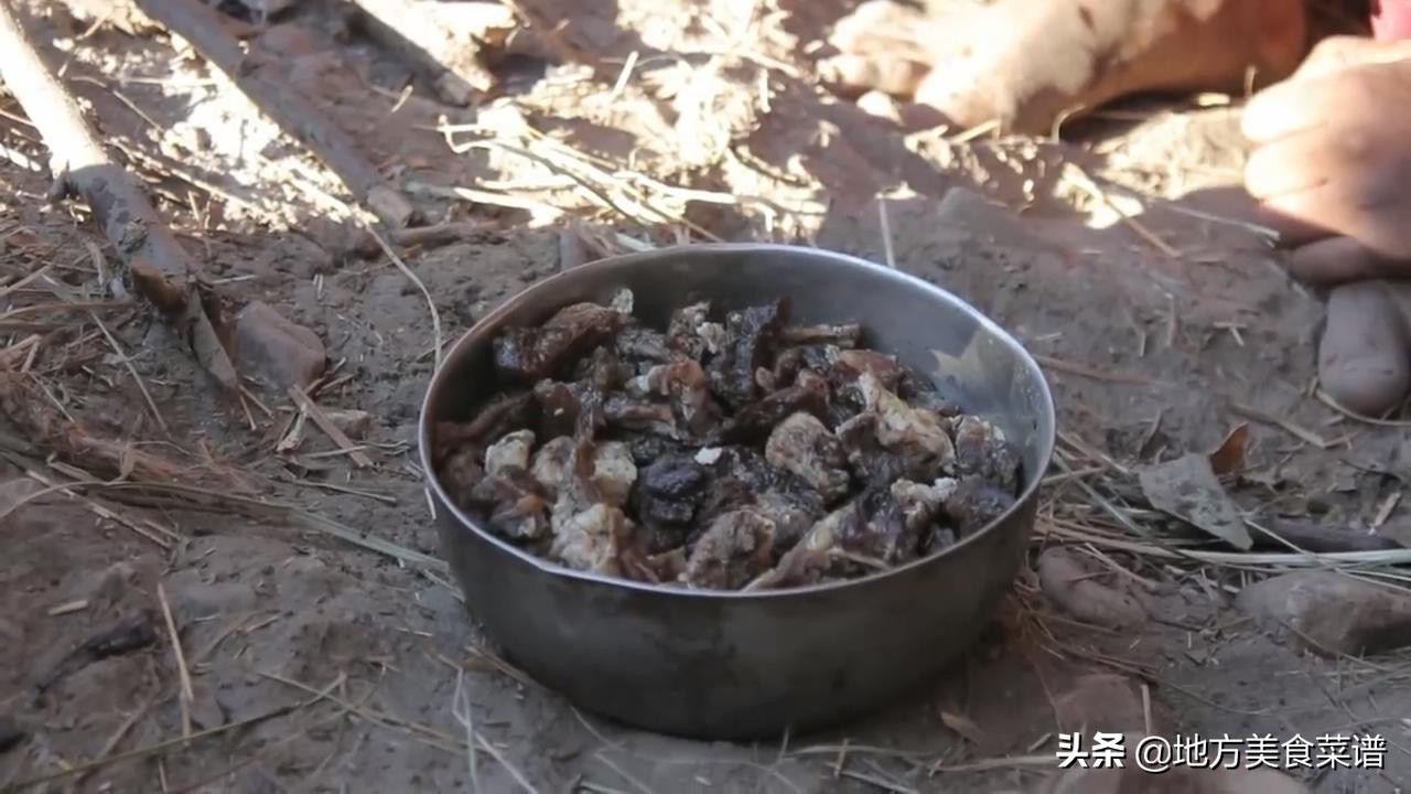 尼泊尔山区穷人家来客人，主人煮一锅大米饭，用牛肉干煮青菜招待