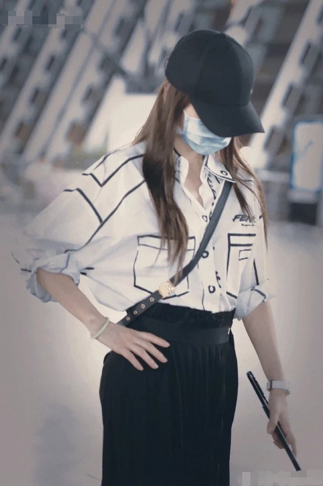 Baby带“菜刀”现身机场？提裙子时将“菜刀”别