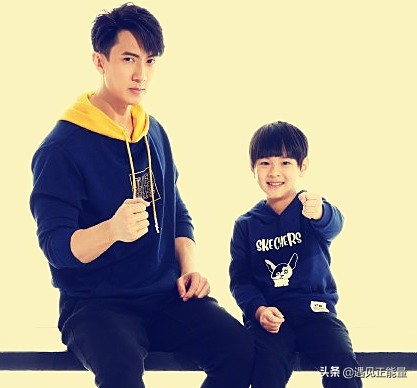 吳尊的兒子越長越帥氣，和吳尊拍合照，氣場大開