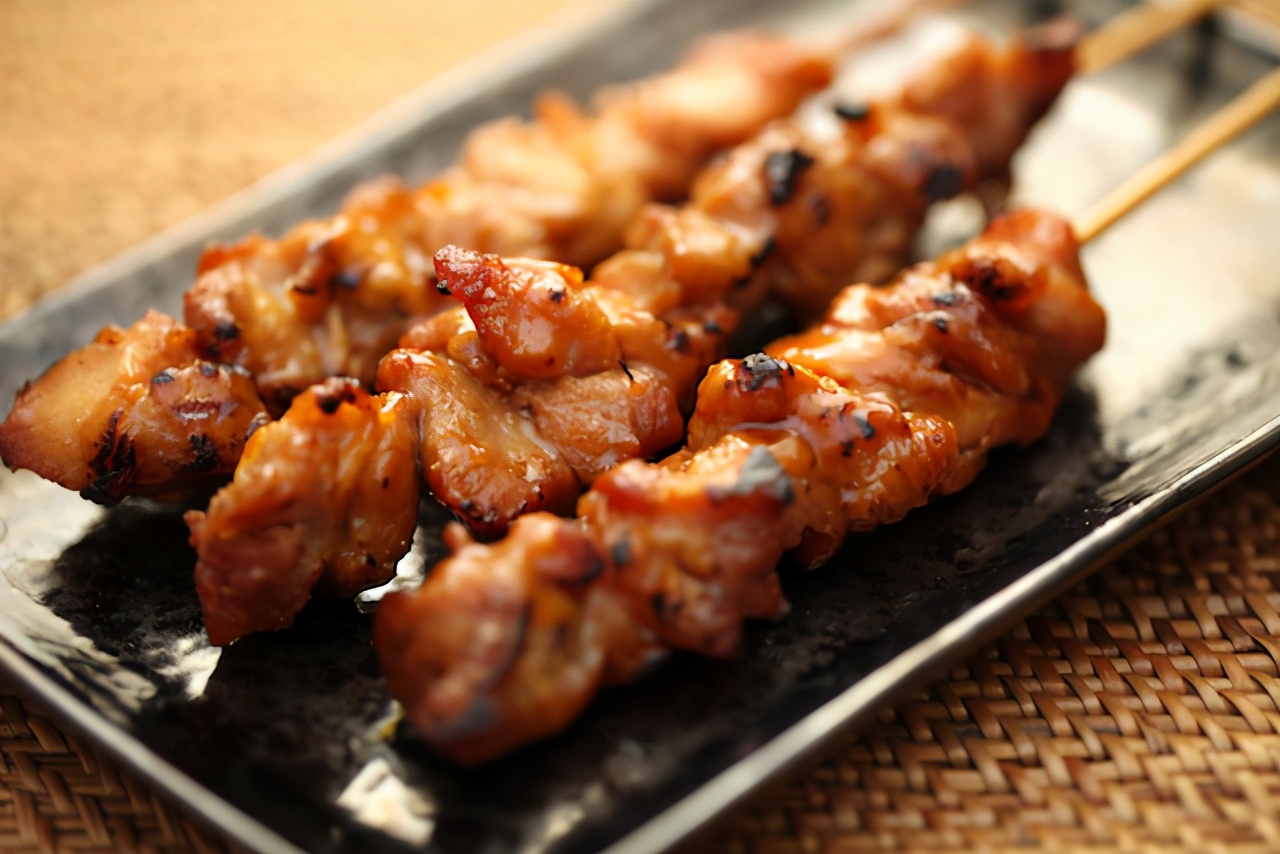 日本人也爱撸串揭秘日式烤鸡肉串的美味秘诀