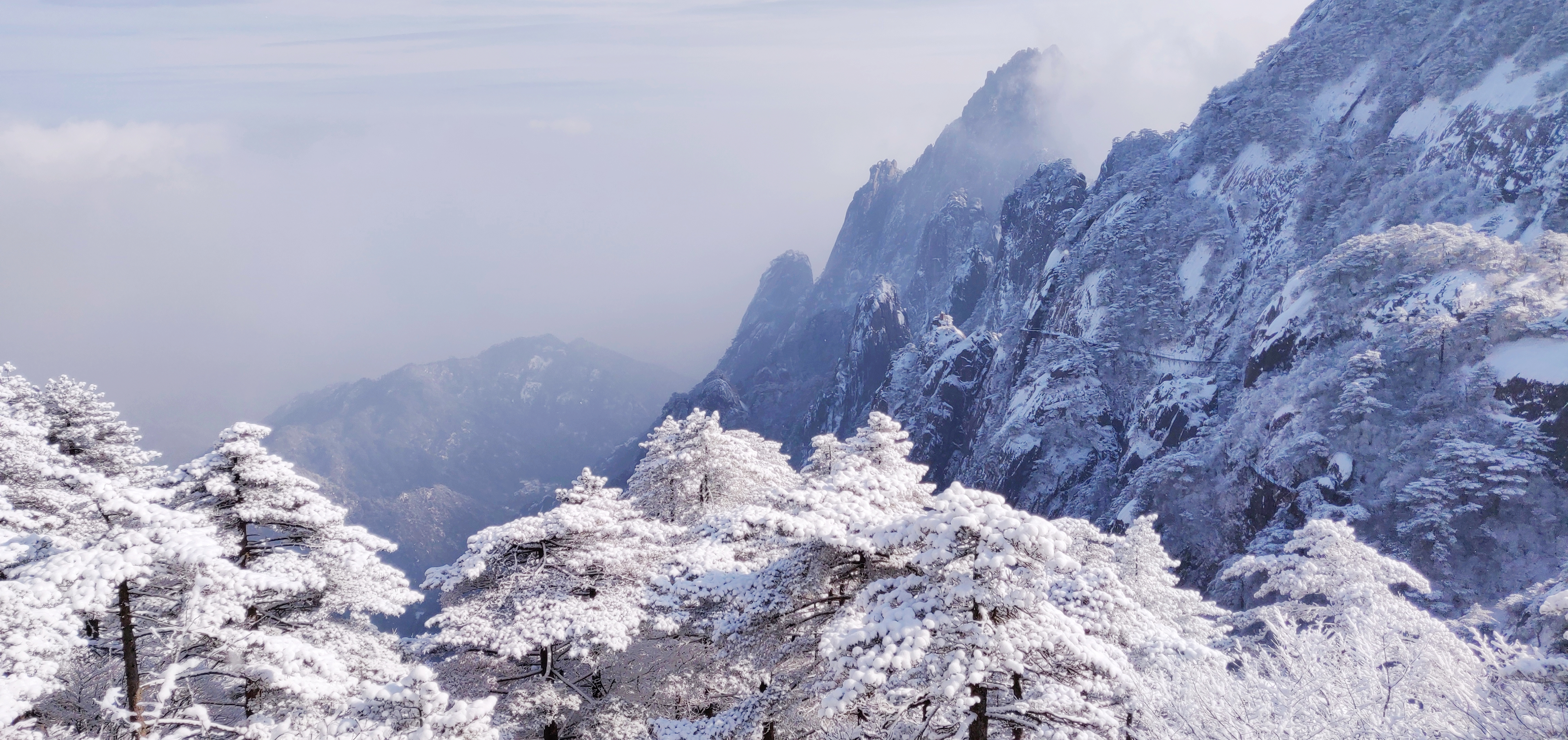 安徽：雪后黄山，童话般世界令游客欣喜若狂