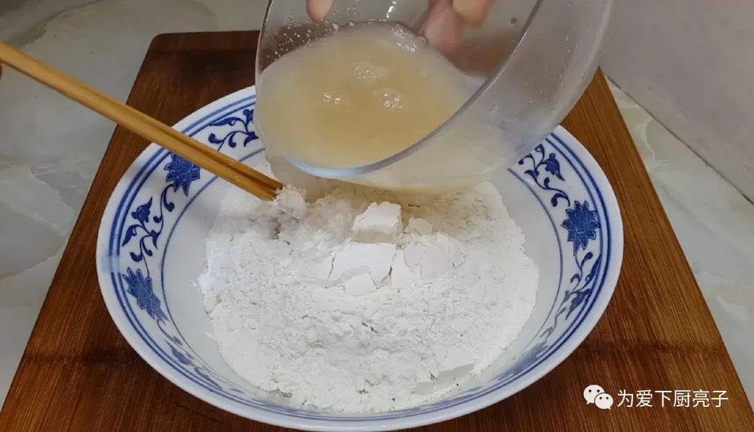 油條這樣做太好吃了，筷子夾一下，鬆軟又香甜，比吃麵包還舒服