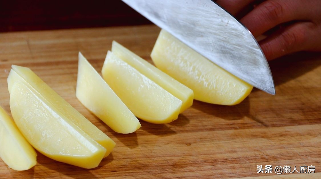 土豆不用炒，撒點辣椒面和燒烤粉，比炸著吃的省油，鹹香軟糯