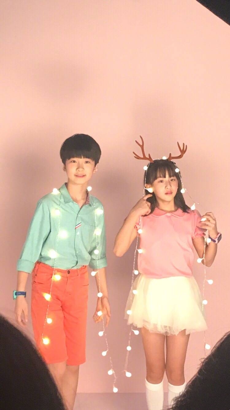 13歲天天長大了，穿西裝打領帶氣質佳，外形帥氣被讚像霸道總裁