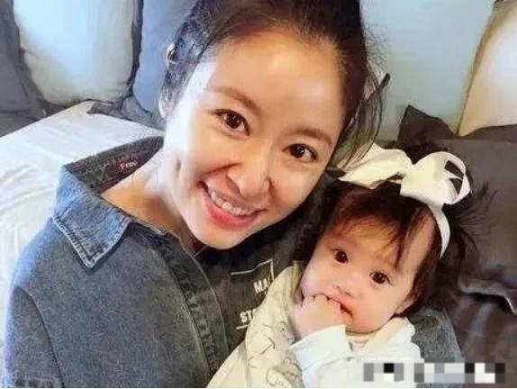 林心如女兒小海豚露面，穿漂亮粉色公主裙，不停往霍建華懷裡鑽
