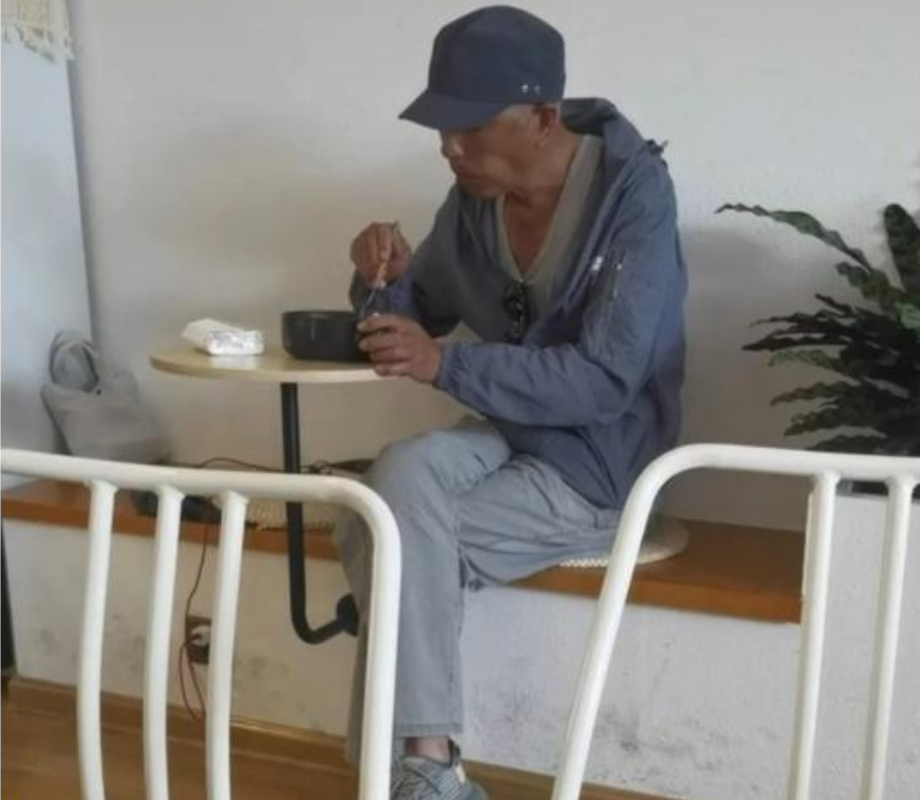 66歲陳道明街邊吃飯被偶遇