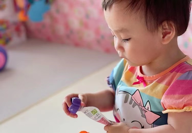 楊怡首次帶女兒出門見朋友，1歲小珍珠大眼超萌，很像爸爸羅仲謙