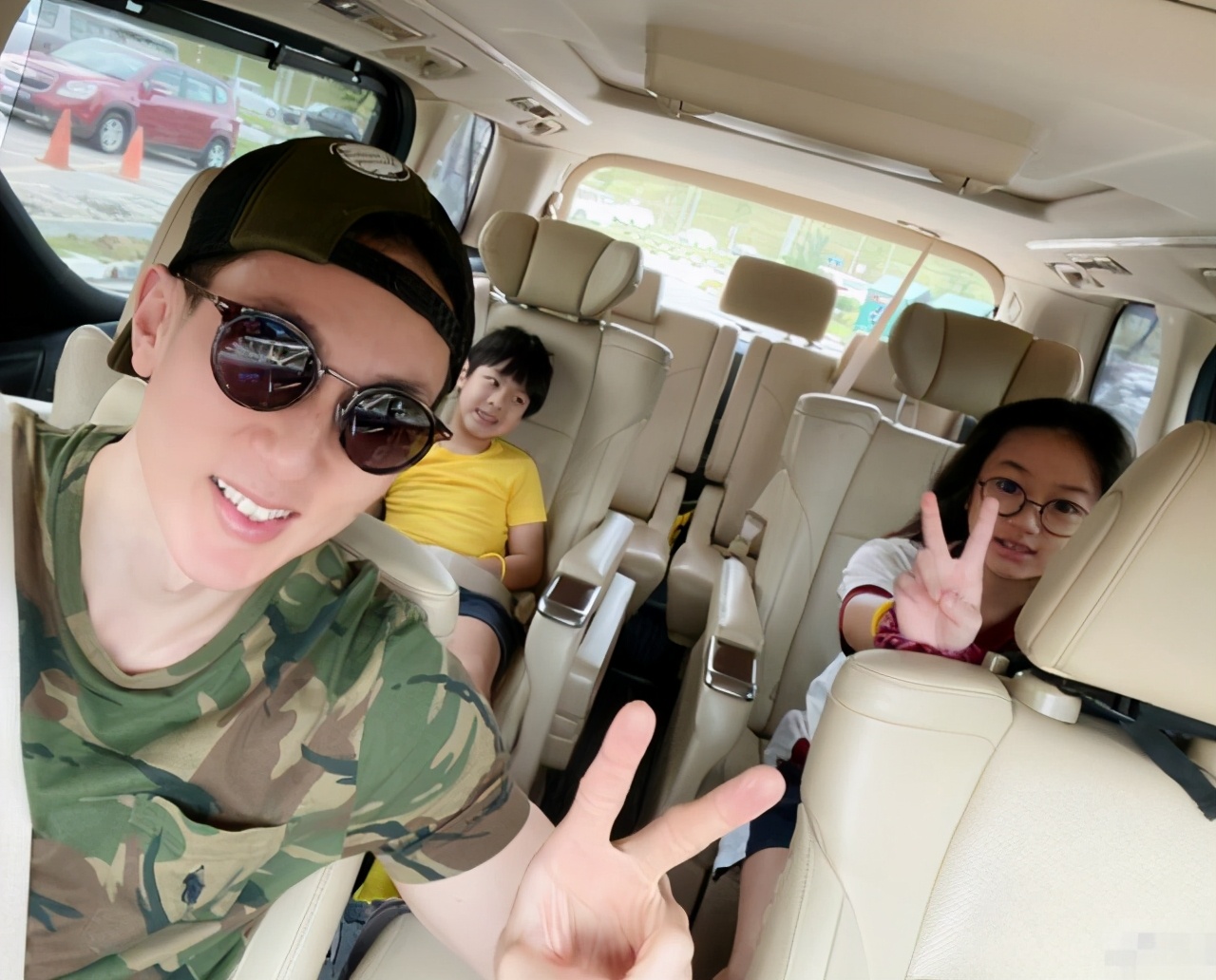 吴尊儿女都长开了，越长大越养眼，一家人颜值过高