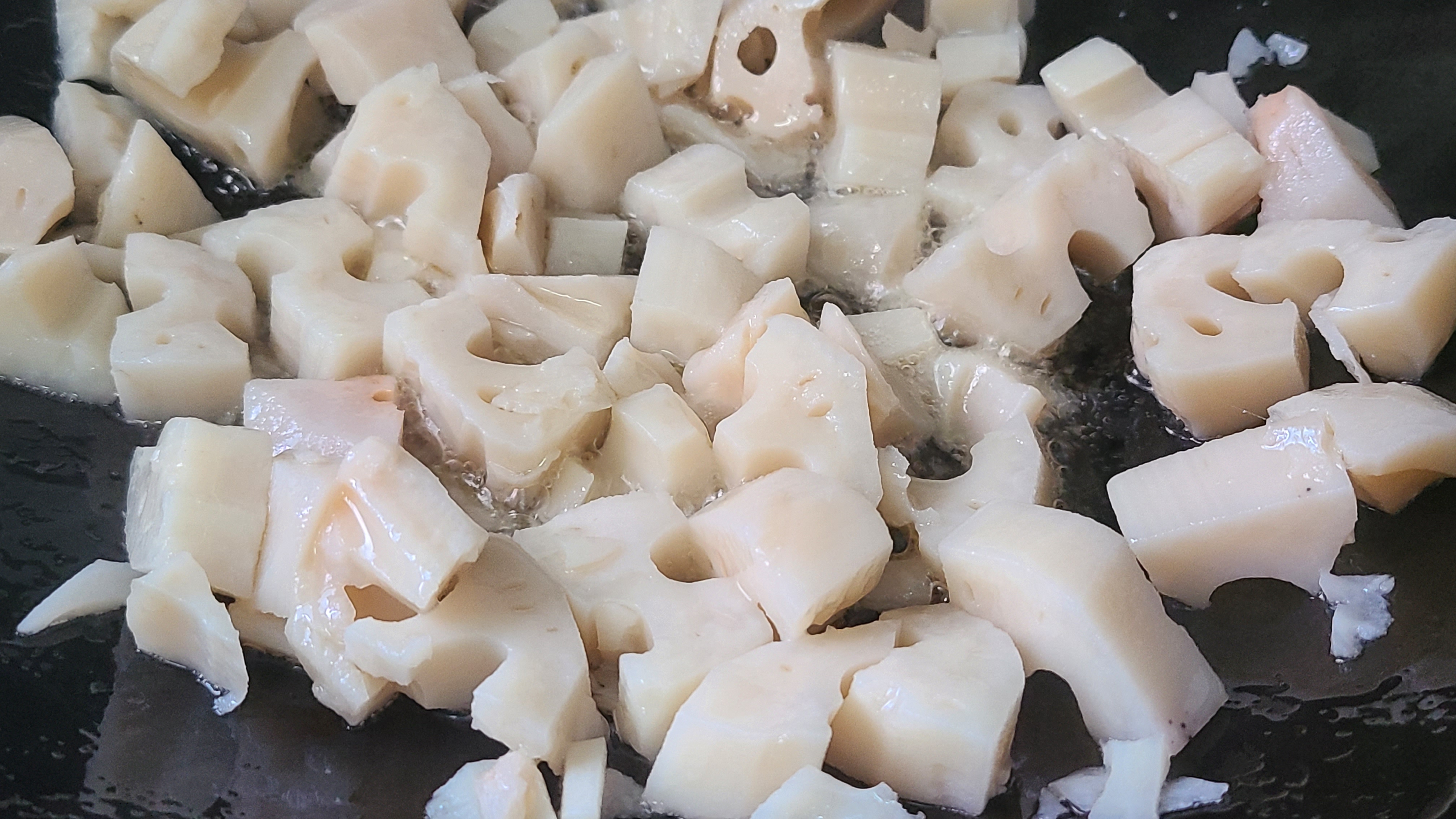 蓮藕的家常做法，不用加肉也很好吃，看著肚子都餓了