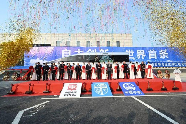 全球最快！中國首條高溫超導磁懸浮列車下線，一只手就能推走