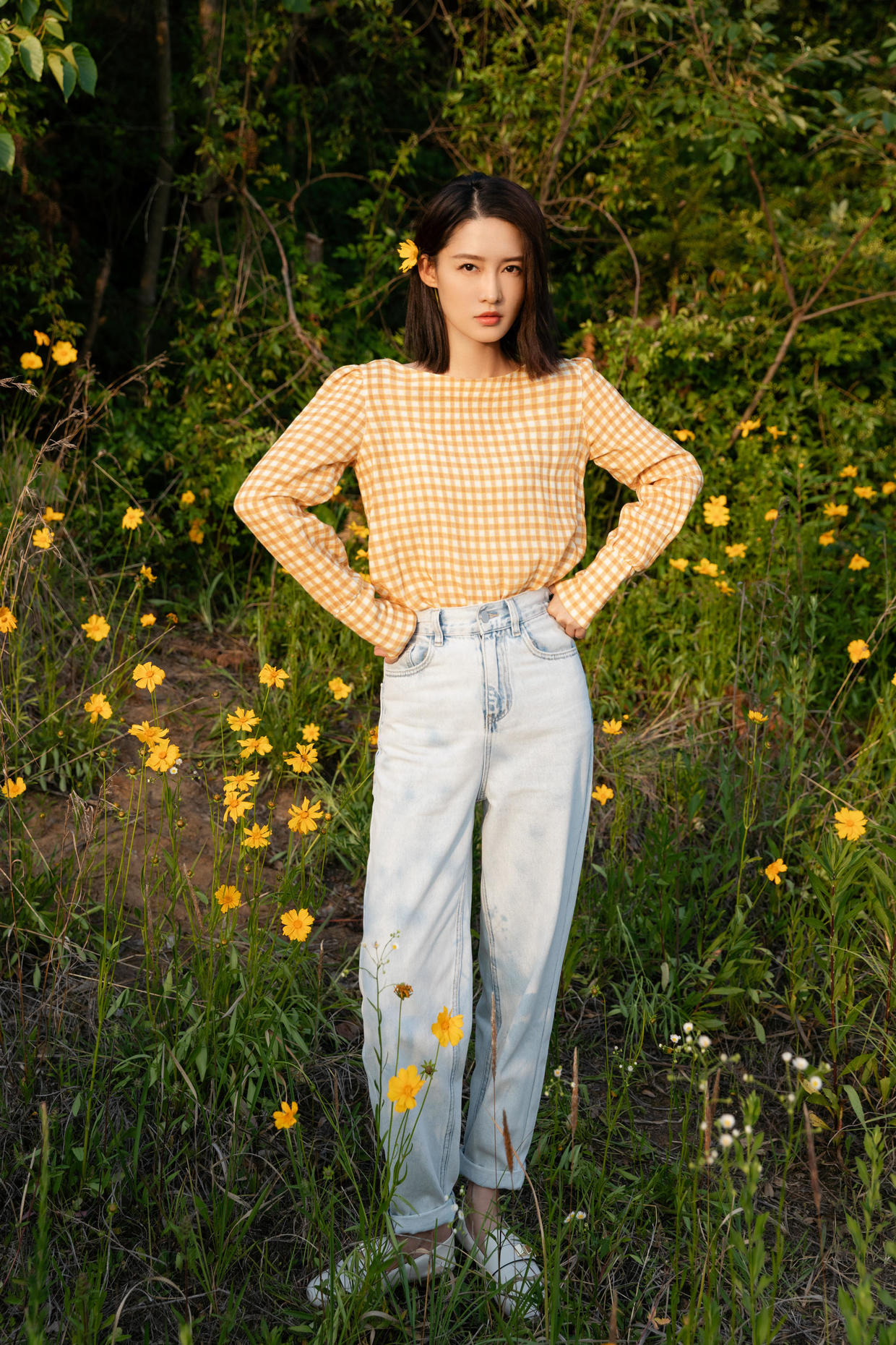 李沁美得让人“心动”，穿拼接色牛仔外套搭长