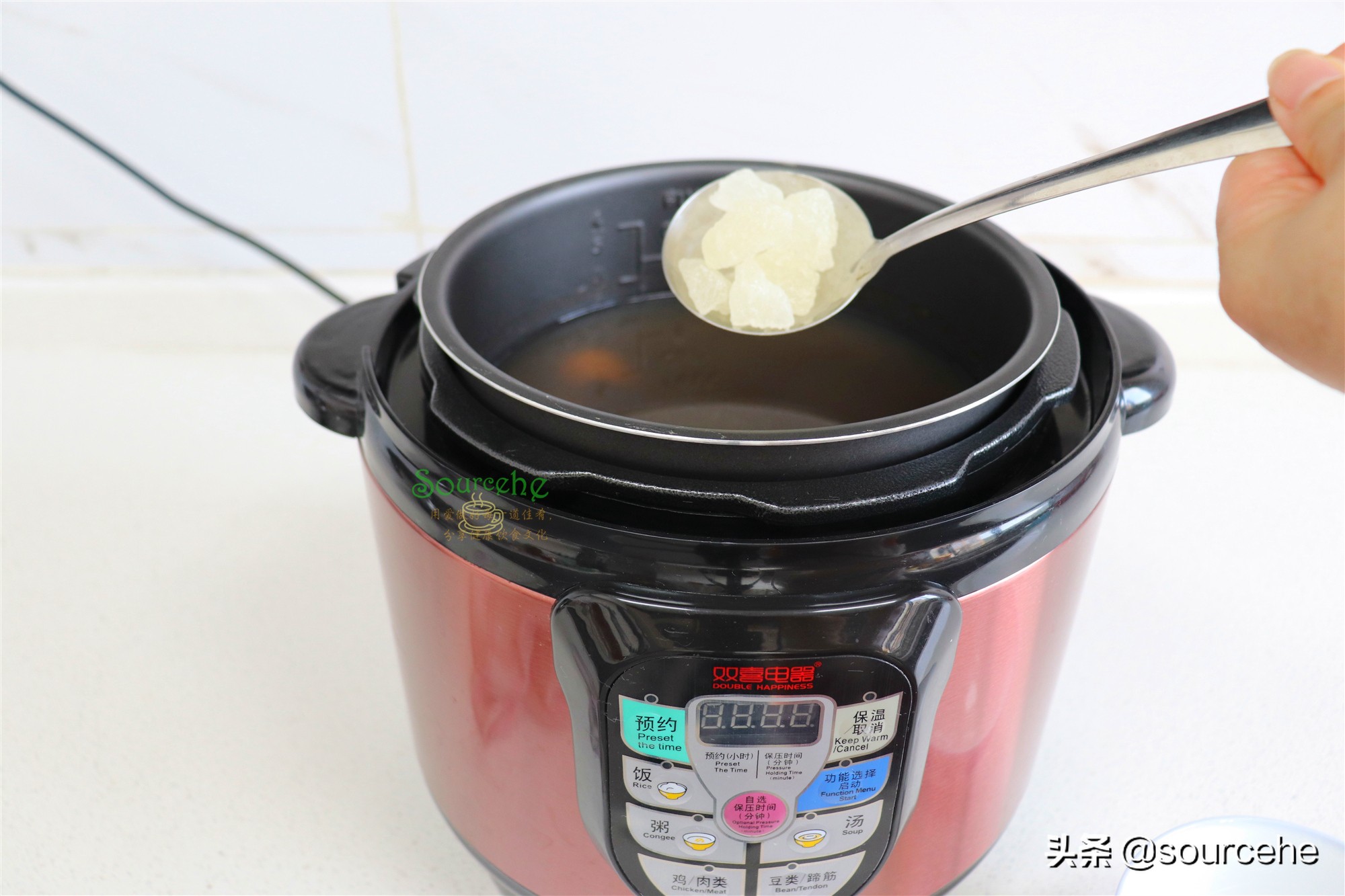 夏天，煮绿豆糖水时多加两物，消热解暑，冰爽解渴，简单又好吃