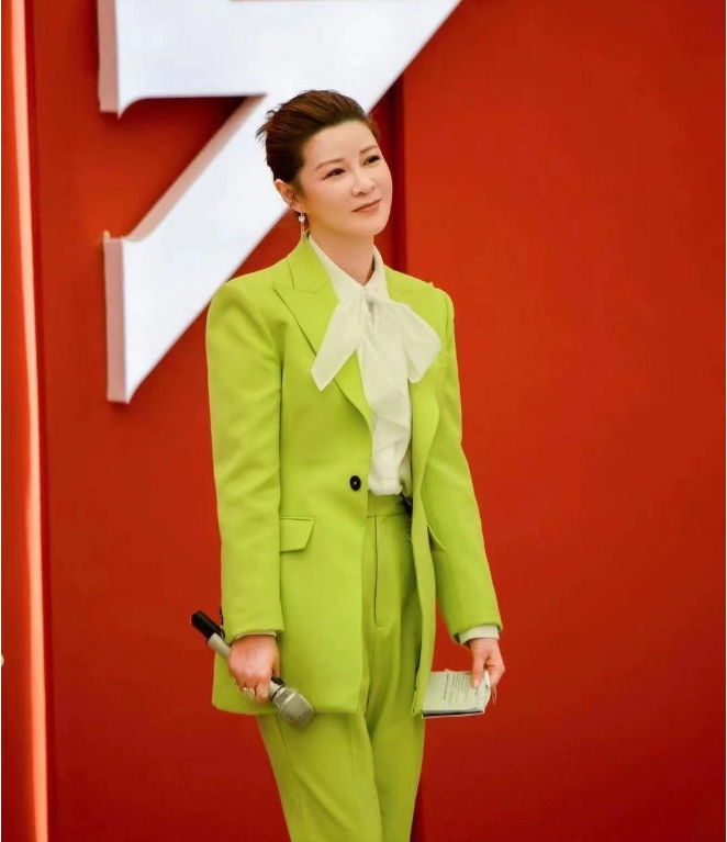 杜华又穿西装亮相，40岁还穿得花花绿绿，网友：不出道可惜了