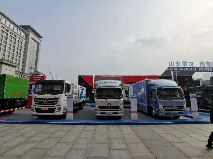 陜汽輕卡德龍K3000運載濰柴2020第100萬臺發動機駛往陜重汽