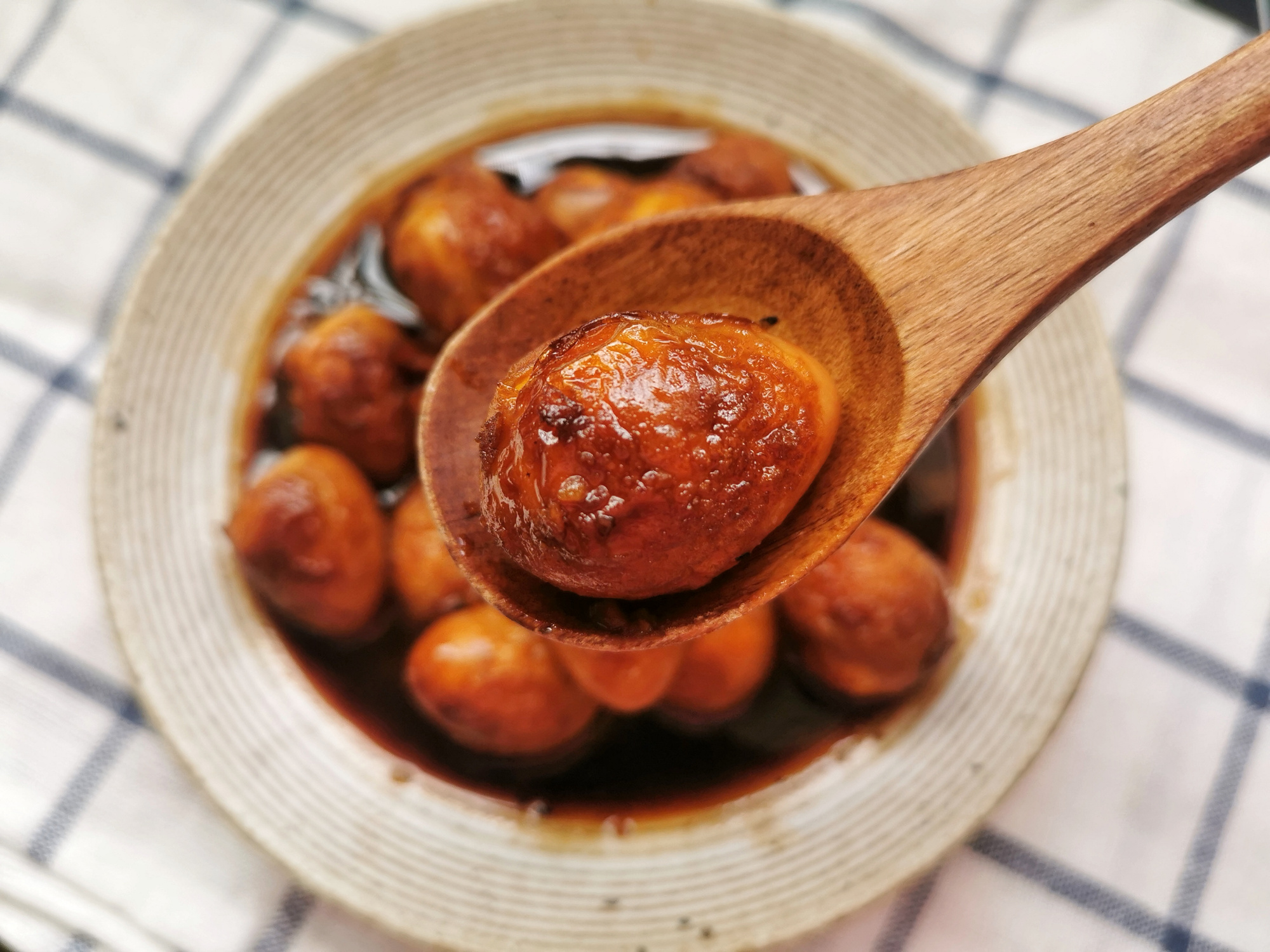 鹌鹑蛋扔进锅里，不加水，不放啤酒，鲜香入味，比鸡蛋更有营养