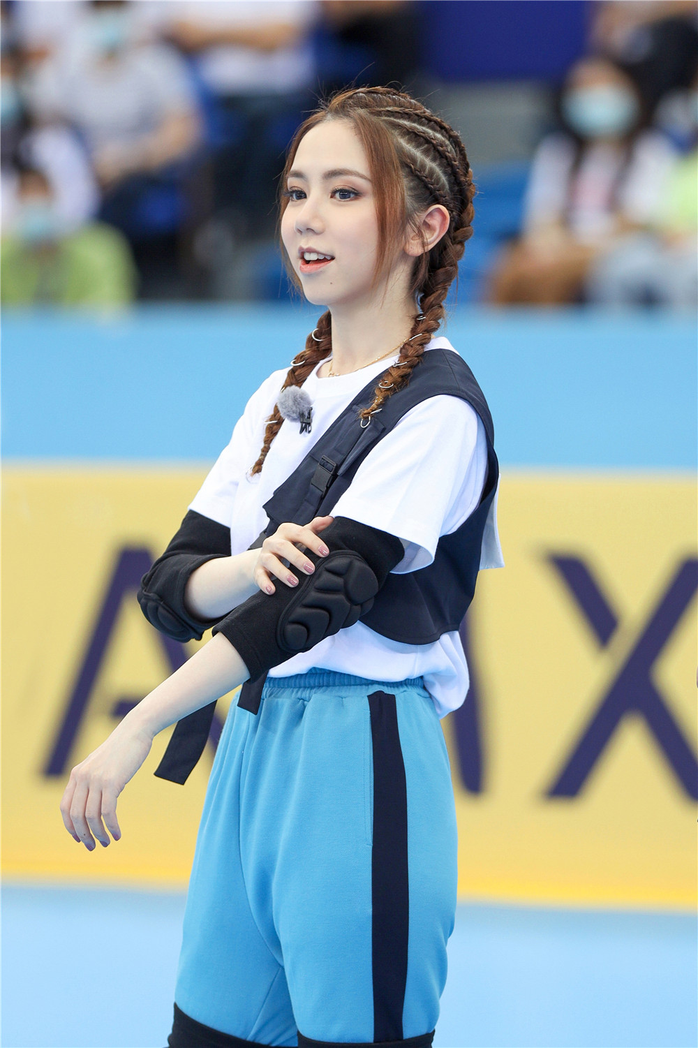 拿出了打橄榄球的气势纷纷上前进攻,随后邓紫棋也加入了这场混战